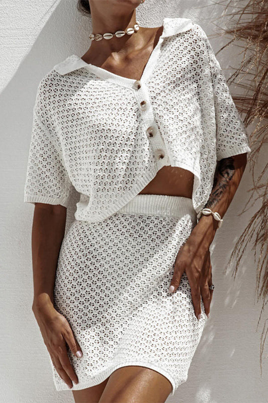 Conjunto informal de dos piezas con botones calados, cuello vuelto y manga corta
