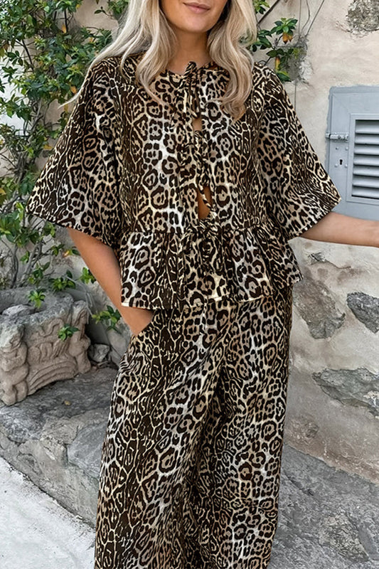 Conjunto informal de dos piezas con estampado de leopardo, encaje, cuello redondo y manga corta