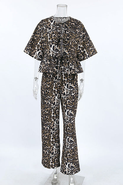Conjunto informal de dos piezas con estampado de leopardo, encaje, cuello redondo y manga corta