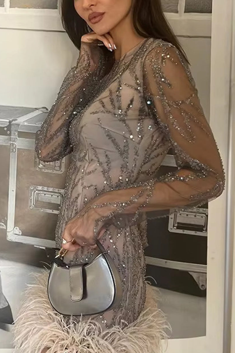 Elegante minivestido de malla con dobladillo de plumas y cuello redondo