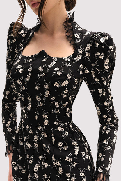 Elegante vestido de manga larga con cuello cuadrado, encaje y patchwork con estampado floral