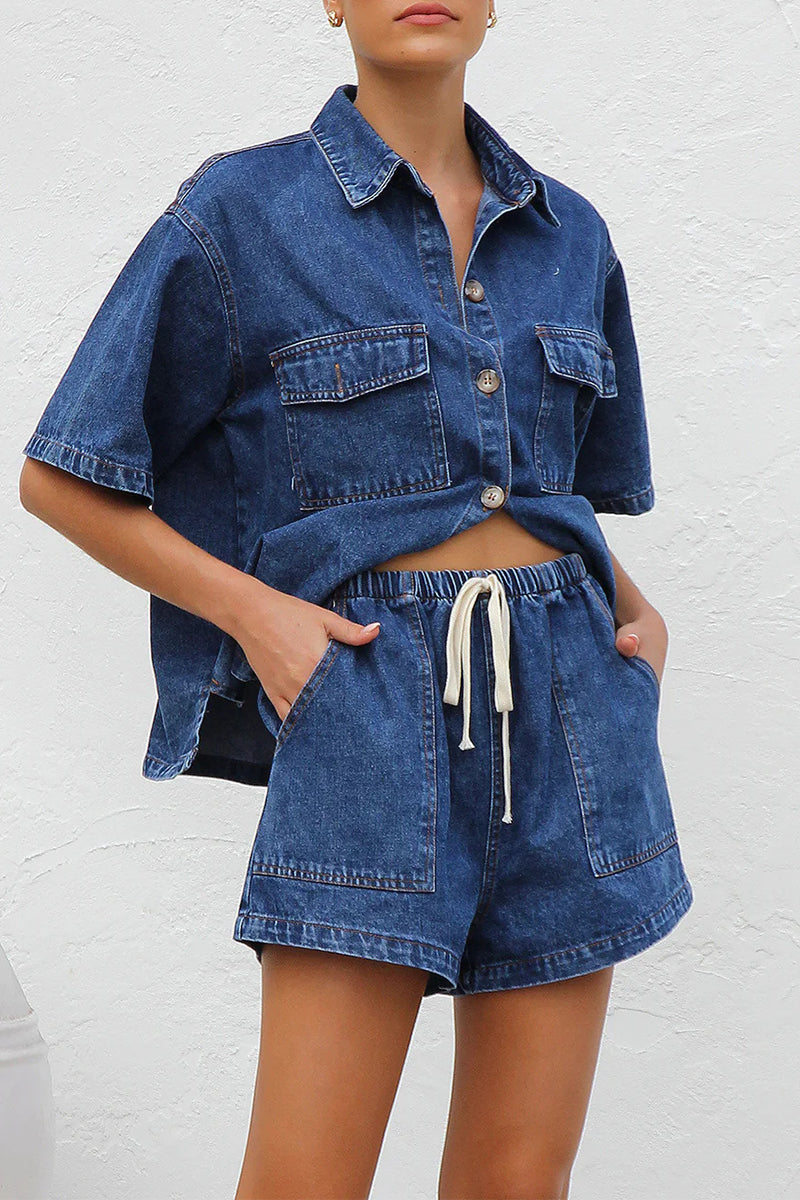 Conjunto informal de dos piezas con cuello vuelto, manga corta y bolsillo con cordón ajustable y desgastado