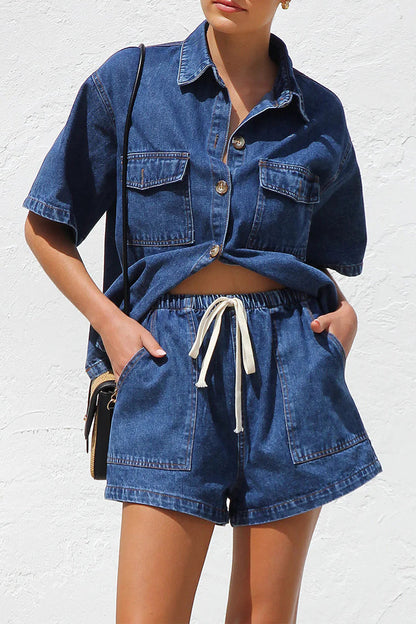 Conjunto informal de dos piezas con cuello vuelto, manga corta y bolsillo con cordón ajustable y desgastado