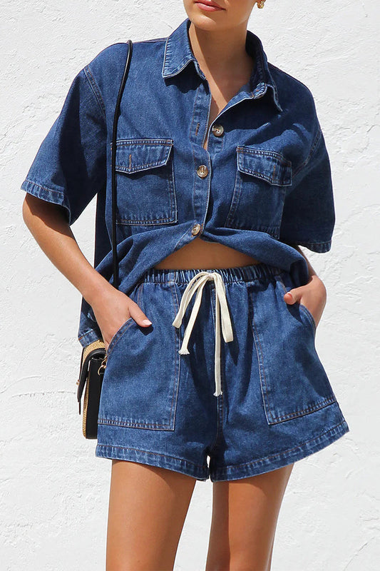 Conjunto informal de dos piezas con cuello vuelto, manga corta y bolsillo con cordón ajustable y desgastado