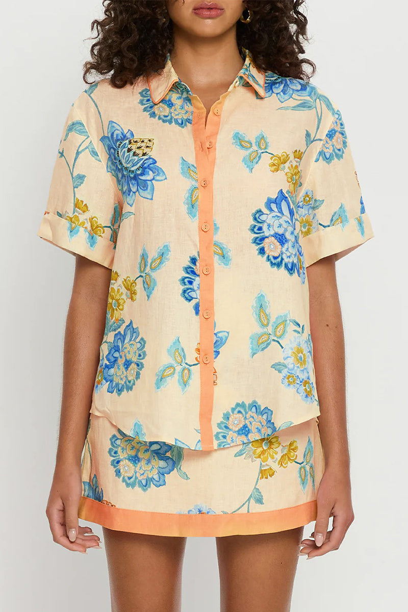 Conjunto de dos piezas con cuello vuelto, manga corta y botones con estampado floral de vacaciones