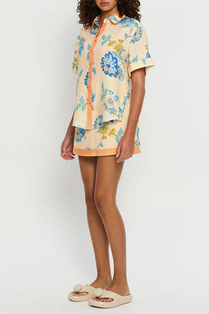 Conjunto de dos piezas con cuello vuelto, manga corta y botones con estampado floral de vacaciones