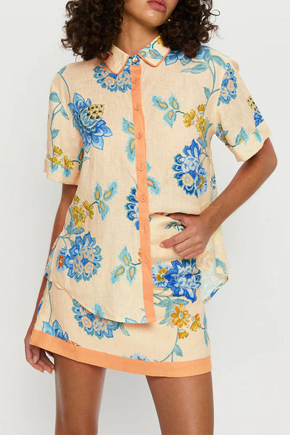 Conjunto de dos piezas con cuello vuelto, manga corta y botones con estampado floral de vacaciones