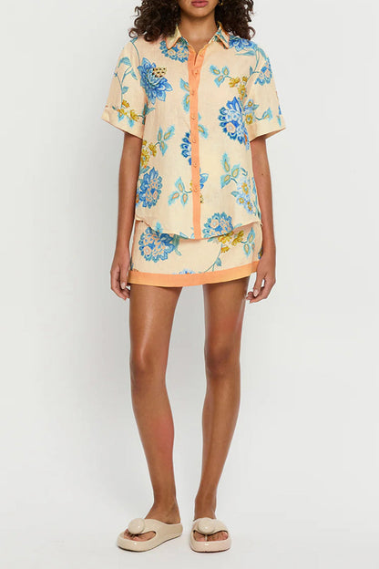 Conjunto de dos piezas con cuello vuelto, manga corta y botones con estampado floral de vacaciones