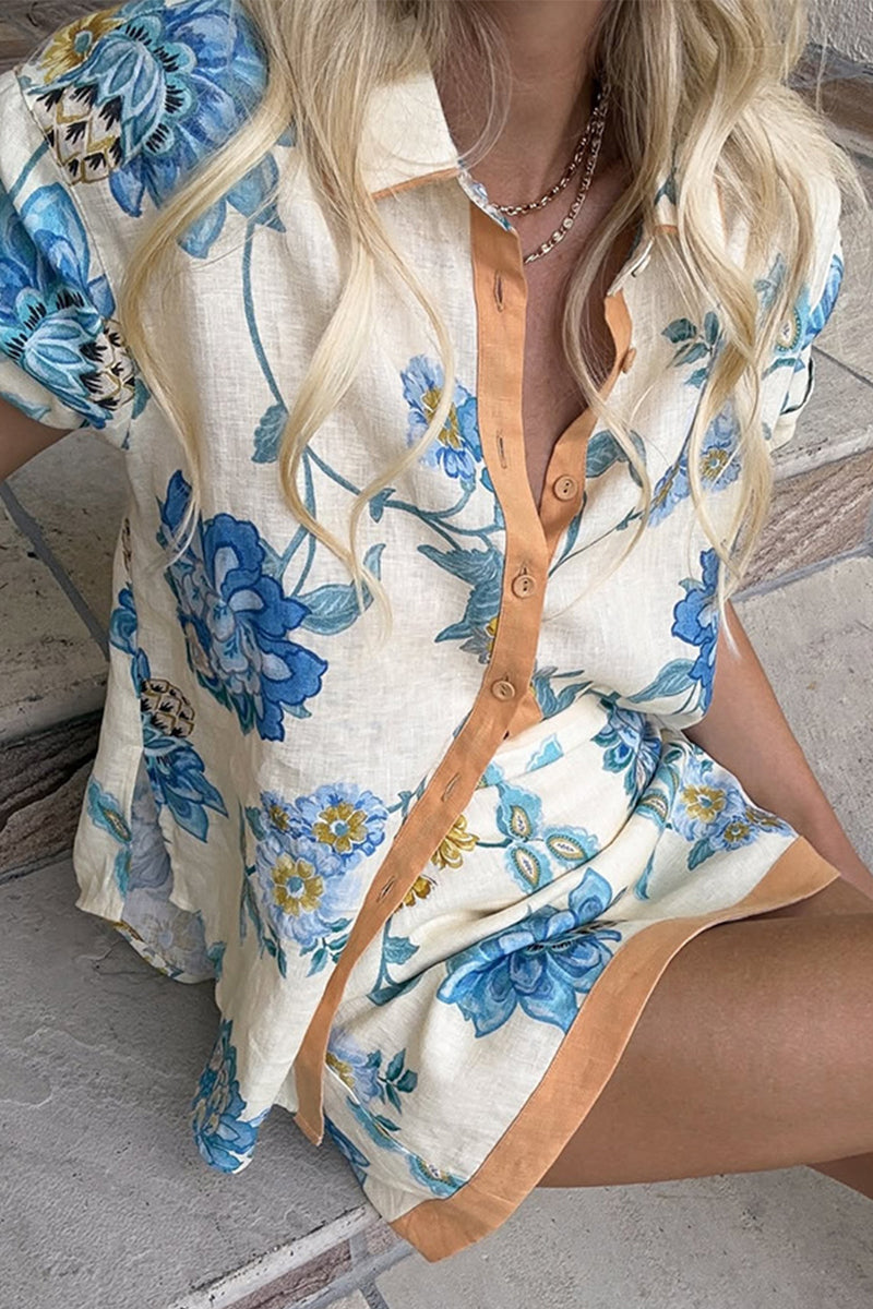 Conjunto de dos piezas con cuello vuelto, manga corta y botones con estampado floral de vacaciones