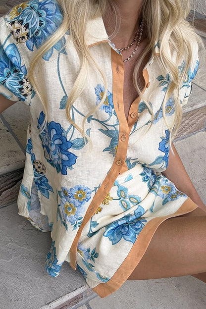 Conjunto de dos piezas con cuello vuelto, manga corta y botones con estampado floral de vacaciones