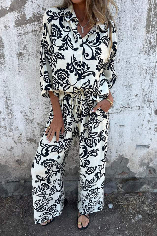 Conjunto de dos piezas tres cuartos con cuello vuelto, contraste y bolsillo con estampado floral informal