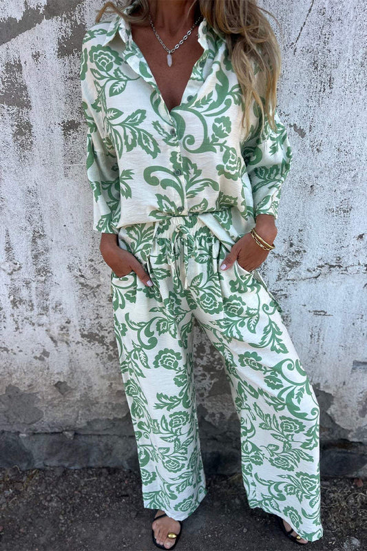 Conjunto de dos piezas tres cuartos con cuello vuelto, contraste y bolsillo con estampado floral informal