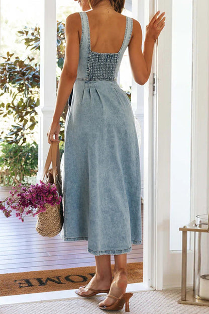 Elegante vestido vaquero sin mangas con cuello en V y botones de color liso