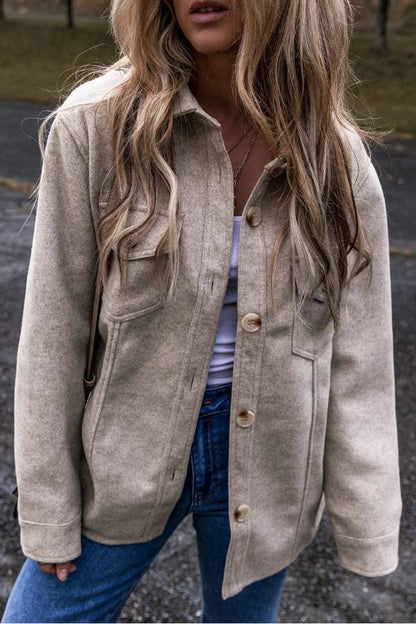 Chaqueta gris claro con cuello vuelto, bolsillos de solapa y botones