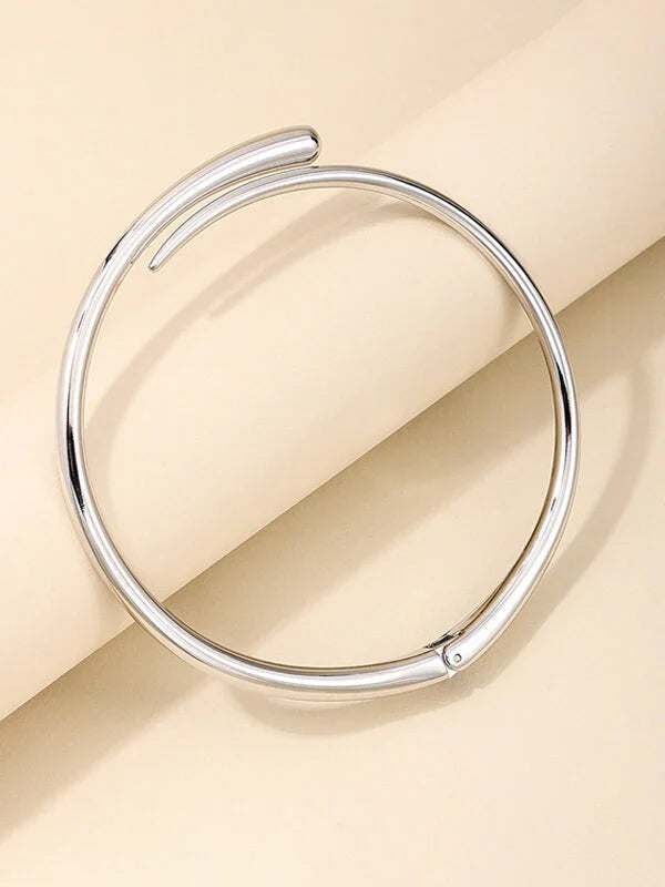 Collar brillante con anillo geométrico de metal simple y moderno 
