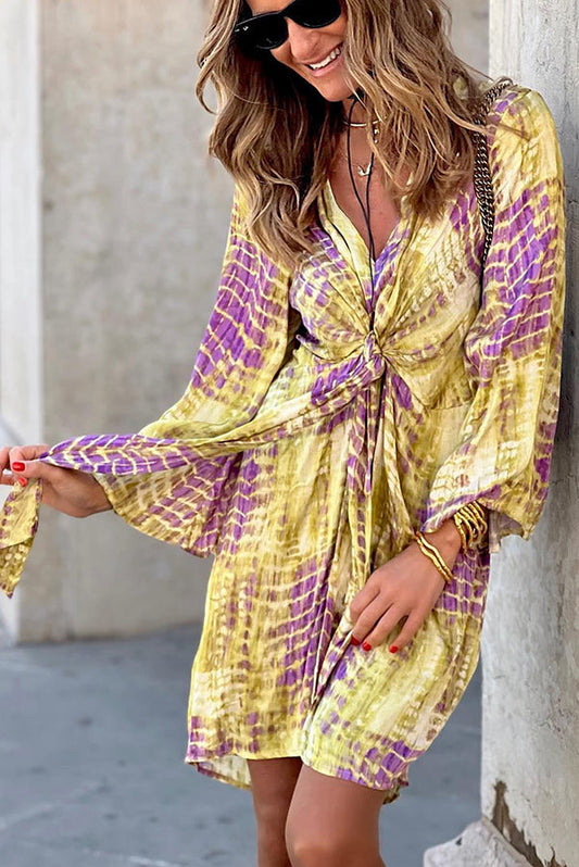 Vestido mini con cintura anudada y estampado tie-dye de Take Me Away