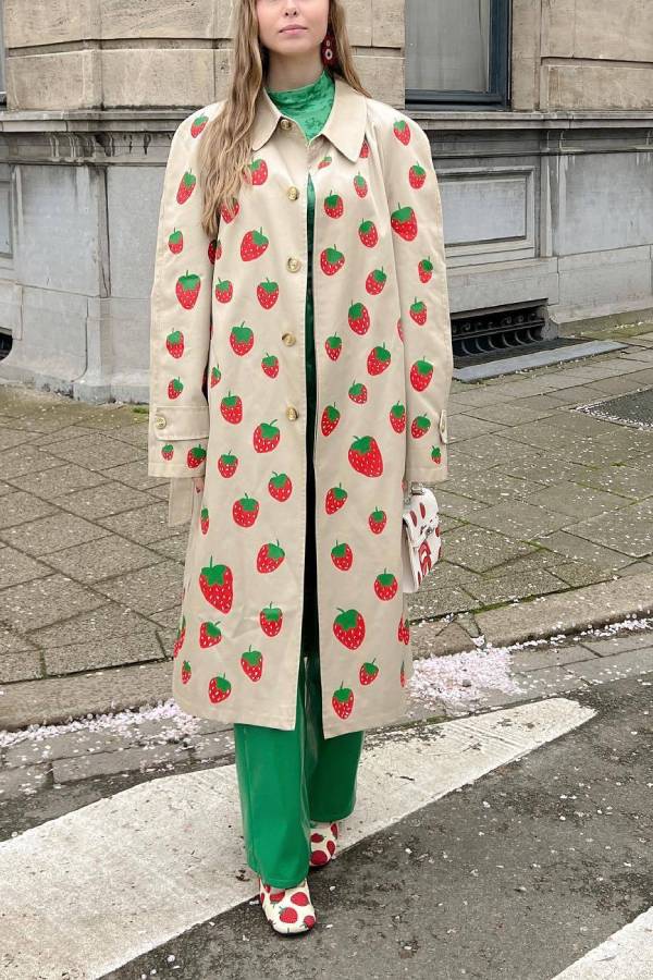 Abrigo largo con estampado de frutas de moda, gabardina color cereza 