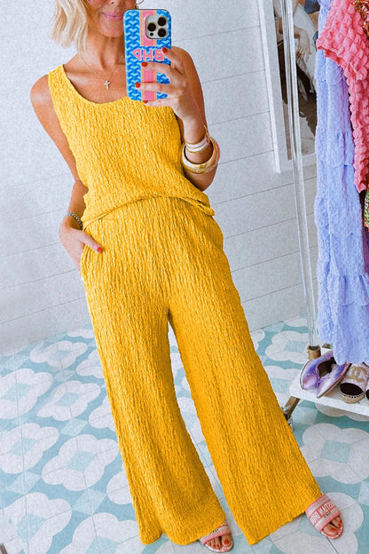 Conjunto de camiseta amarilla arrugada con cuello en U y pantalones anchos 