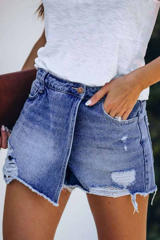 Shorts de mezclilla rotos y reparados