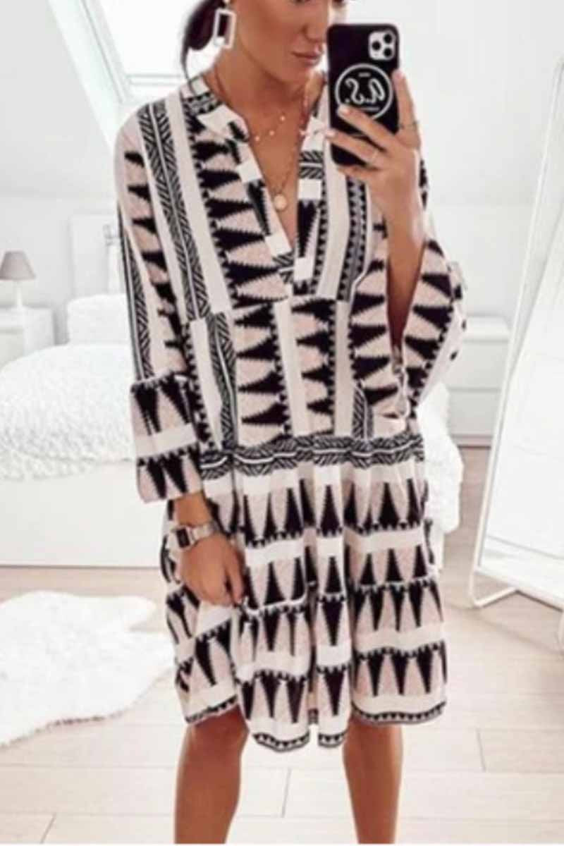 Minivestido con cuello en V y estampado geométrico