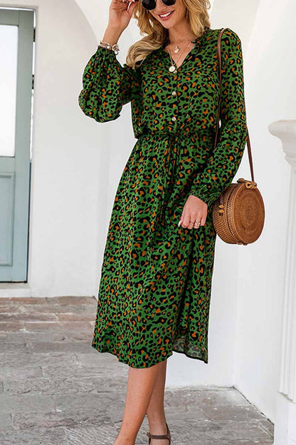 Vestido midi elegante con cuello en V y estampado de leopardo