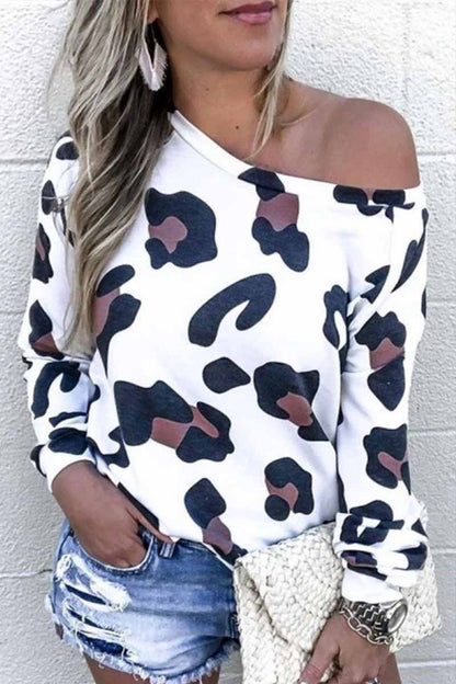 Top de leopardo con cuello redondo y hombros descubiertos