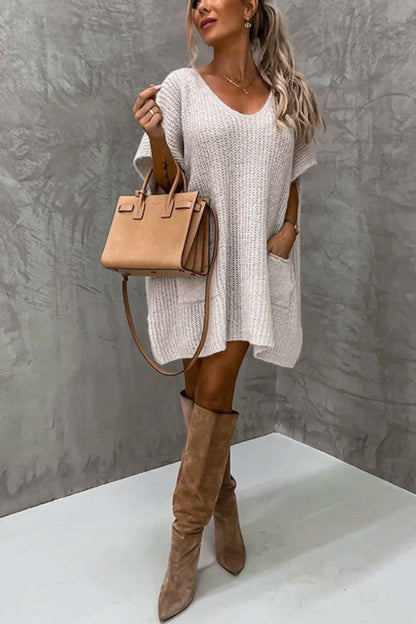 Suéter tipo poncho extragrande con cuello en V, mangas cortas y bolsillos de Margovil 
