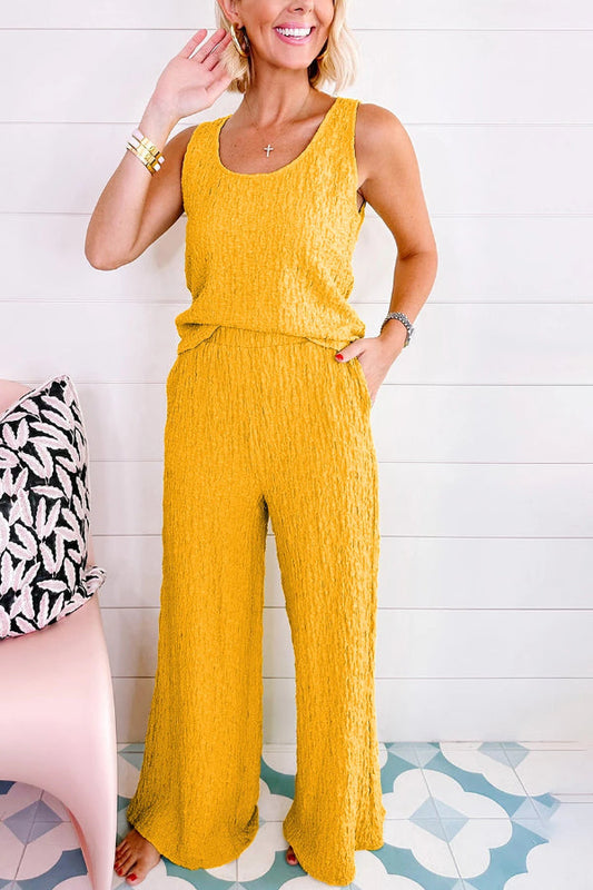 Conjunto de camiseta amarilla arrugada con cuello en U y pantalones anchos