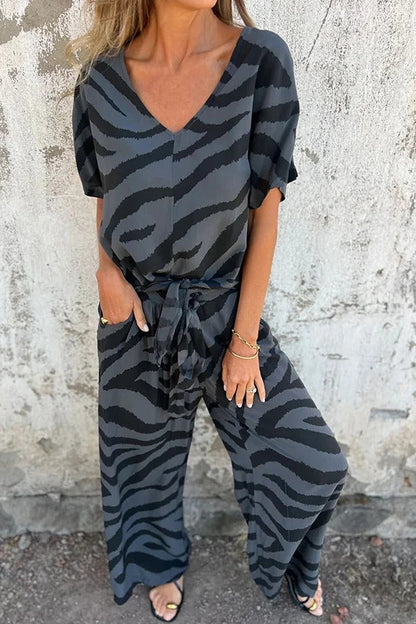 Conjunto de top con cuello en V, manga corta, cordones y pantalones rectos con cintura elástica y bolsillo. 