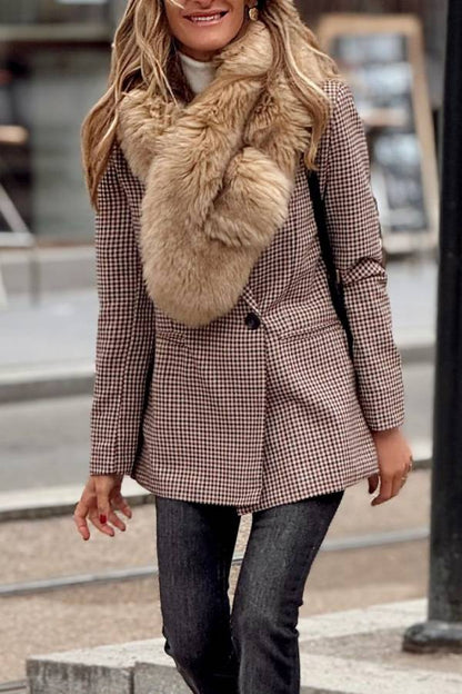 Una chaqueta de cuadros imprescindible para las amantes de la moda.