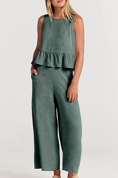 Traje casual con pantalones cortos y pierna ancha con chaleco plisado sin mangas