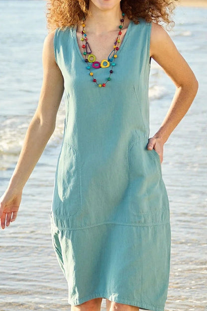 Vestido midi de algodón y lino en color Chun con escote en U, sin mangas y con bolsillos