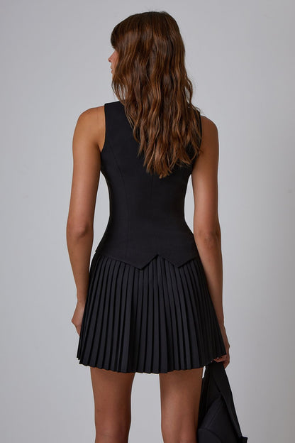 Conjunto de minifalda plisada con cuello en V de Belinda 
