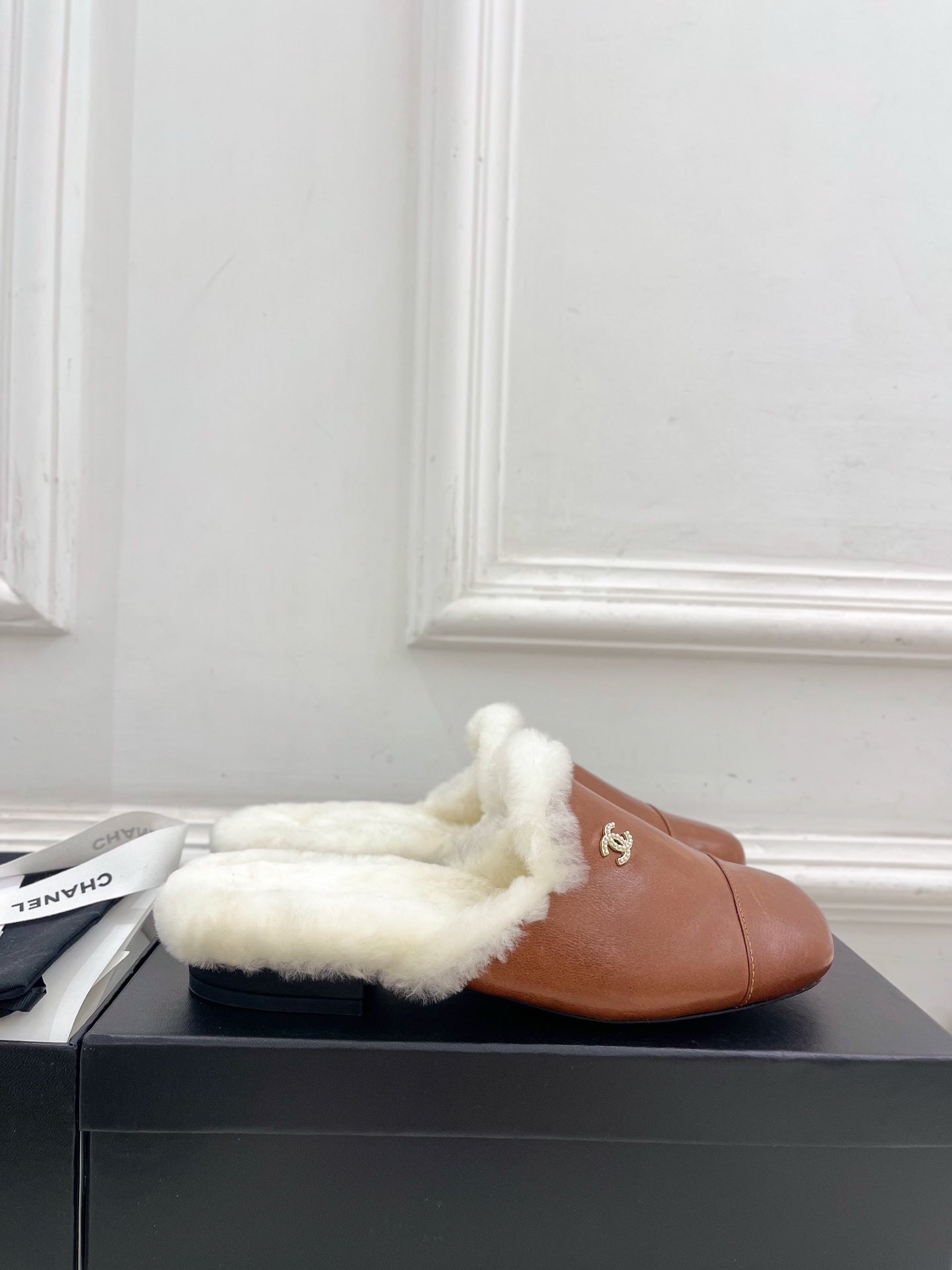 CC 25K Double C Pearl Fur Slippers Brown White Calfskin Shearing 586999