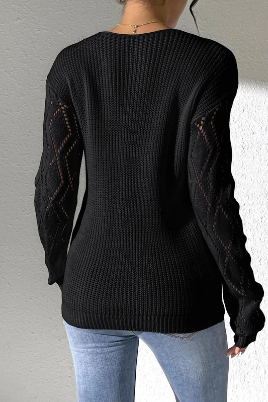 Suéter negro de cuello en V con flores de crochet