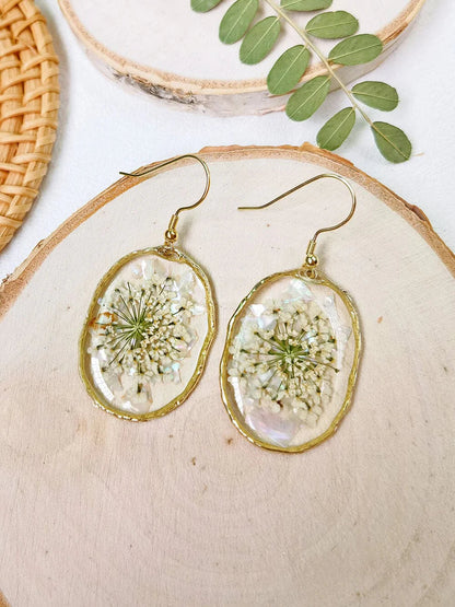 Pendientes de flores prensadas de resina - Concha dorada estilo encaje de la Reina Ana 