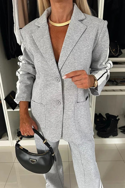 Conjunto de blazer deportivo con solapa de patchwork y pantalón holgado con cintura elástica y bolsillos.