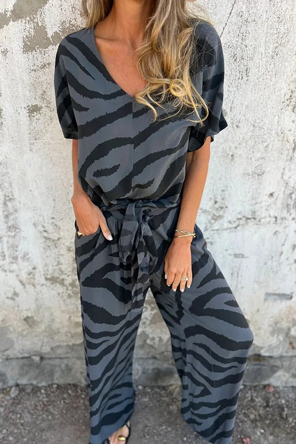 Conjunto de top con cuello en V, manga corta, cordones y pantalones rectos con cintura elástica y bolsillo. 
