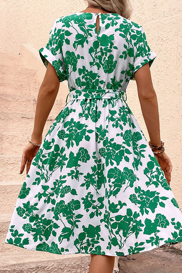 Vestido con cinturón de cintura alta y hojas verdes