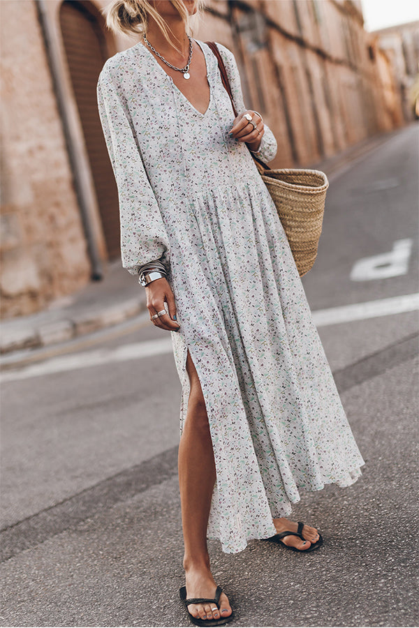 Vestido largo con aberturas y cuello en V con estampado floral multicolor 
