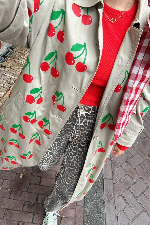 Abrigo largo con estampado de frutas de moda, gabardina color cereza 