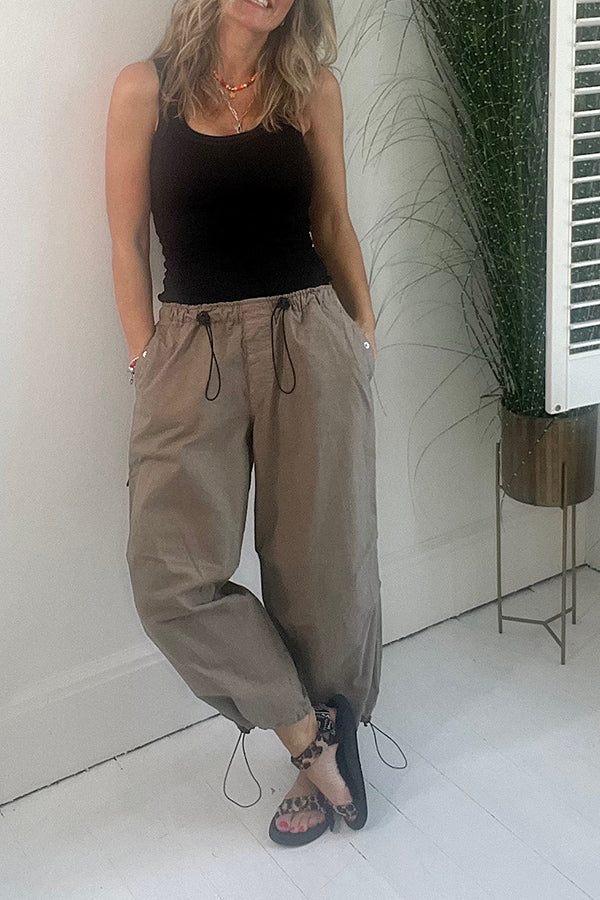 Pantalones cargo con bolsillos y cintura elástica con cordón de estilo urbano