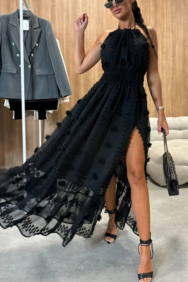 Vestido largo Gloria con escote halter, espalda descubierta, cintura elástica y flores bordadas
