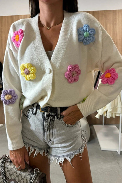 Cárdigan holgado con botones y flores dimensionales de colores de Ezro Knit 
