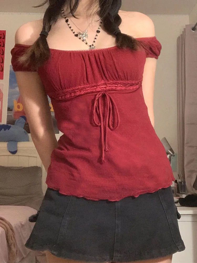 Tops de encaje con estética de los años 2000 para mujer, camiseta con hombros descubiertos y cordón ajustable, camiseta de moda coreana para mujer, ropa urbana grunge de hadas