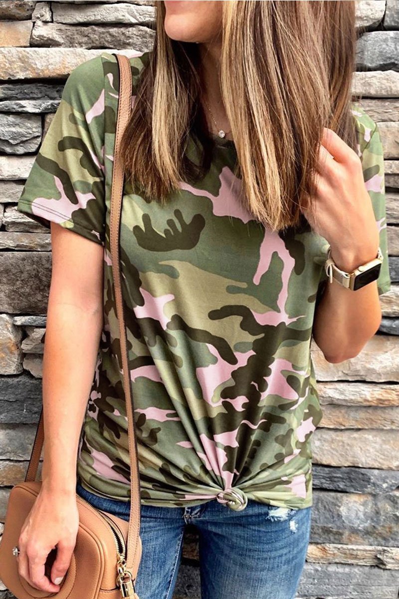 Camiseta con estampado de camuflaje y cuello redondo