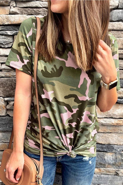 Camiseta con estampado de camuflaje y cuello redondo