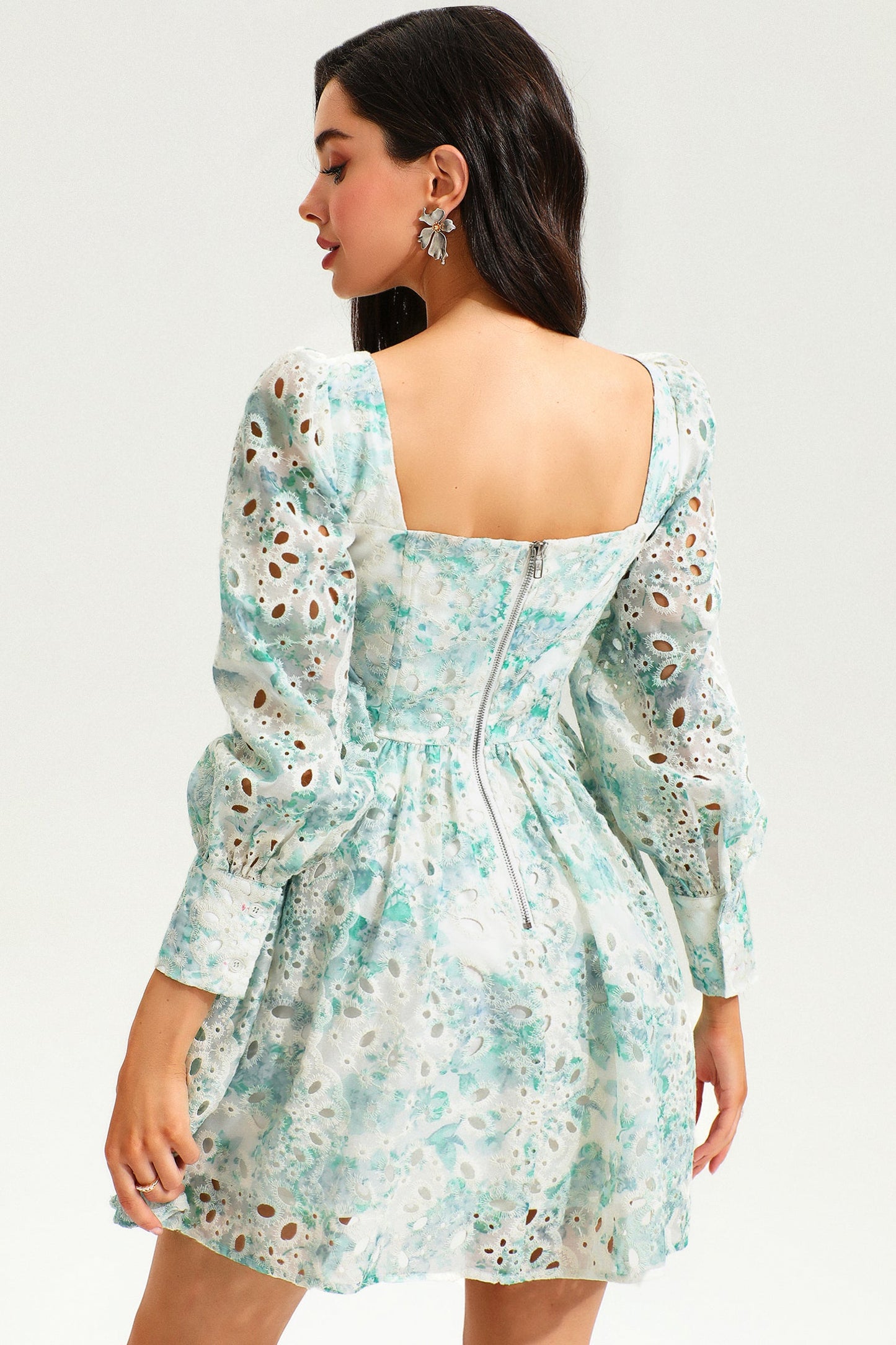 Vestido mini con volantes y mangas largas abullonadas con estampado floral 