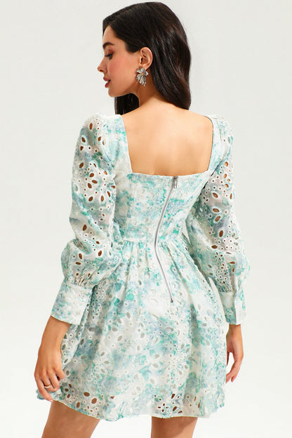 Vestido mini con volantes y mangas largas abullonadas con estampado floral 