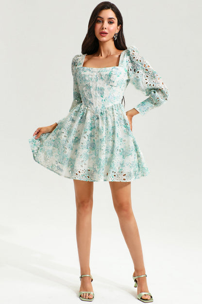 Vestido mini con volantes y mangas largas abullonadas con estampado floral 